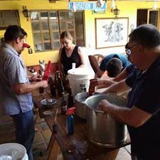 envasando cervezas